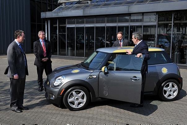 Ian Robertson, Mitglied des Vorstands der BMW AG für Vertrieb und Marketing (Beifahrerseite) präsentiert dem britischen Premierminister Gordon Brown (Fahrerseite) den MINI E (04/2009). Foto: BMW Group